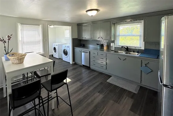 $2,850 | 13 Ocean View Drive, Narragansett, RI 02882