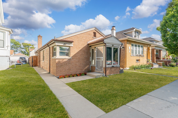 5322 West Addison Street Chicago, IL 60641 - Photo 2 of 21 a front view of house with yard and green space