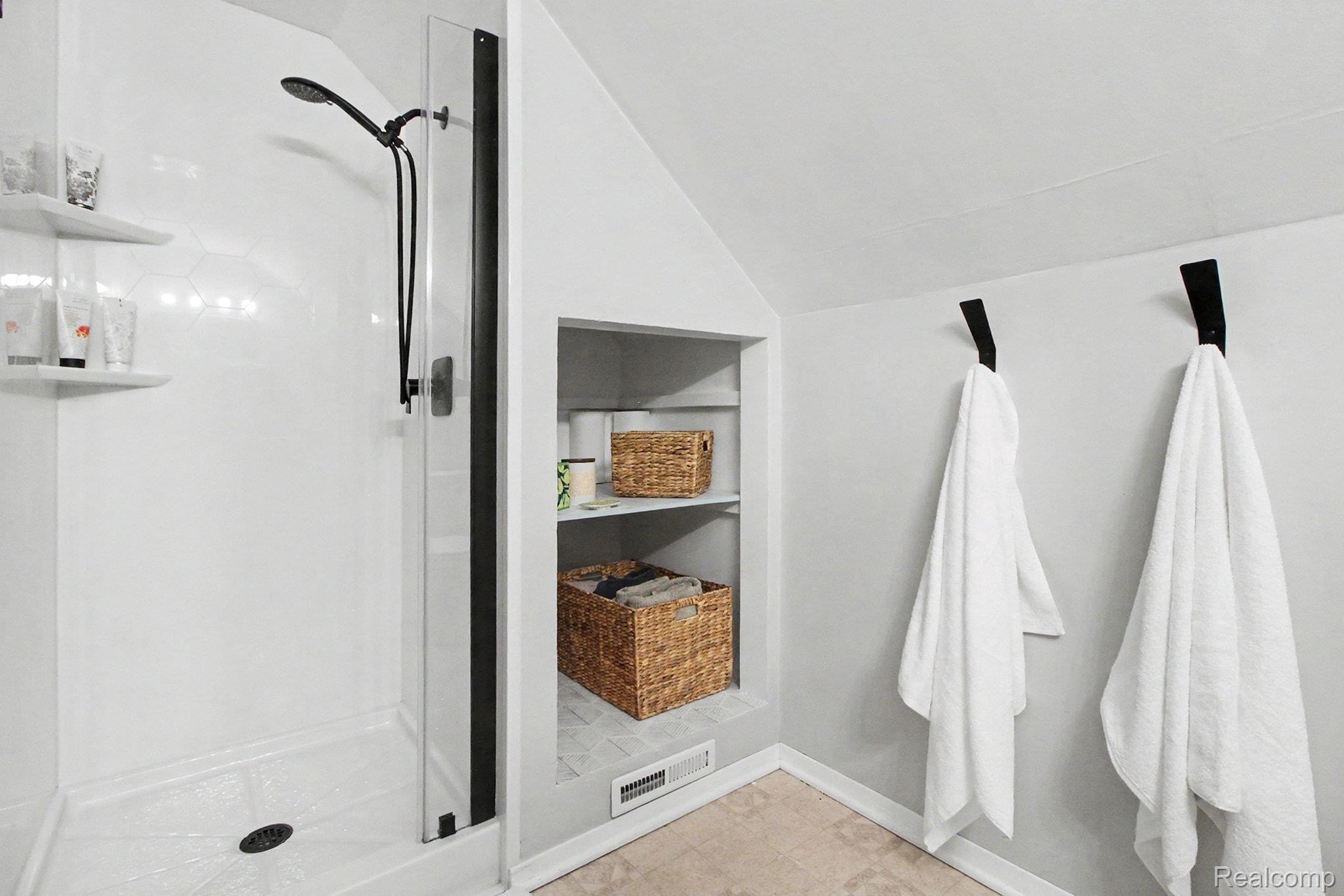 5070 West Harvard Road Clarkston, MI 48348 - Photo 25 of 43 Primary ensuite bath