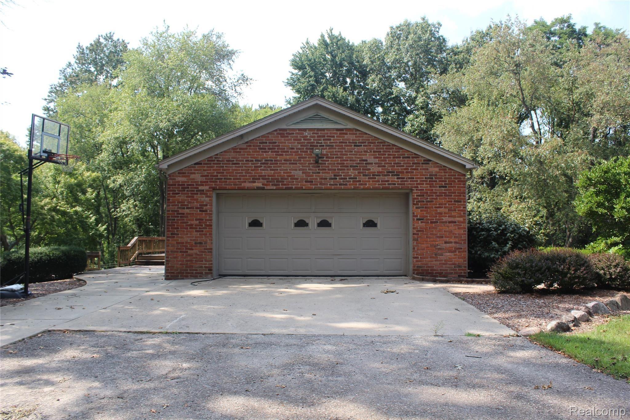 6095 Walsh Road Dexter, MI 48130 - Photo 4 of 35 Large side entry garage.