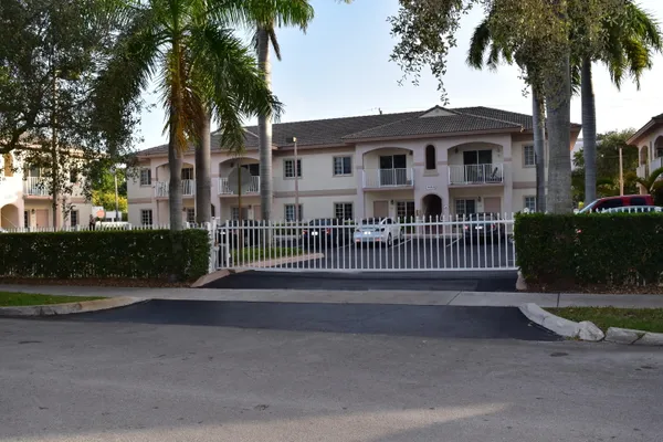 $2,380 | 2010 Taylor Street, Unit 7B, Hollywood, FL 33020