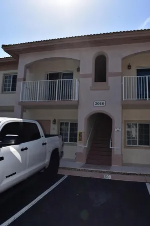$2,380 | 2010 Taylor Street, Unit 7B, Hollywood, FL 33020
