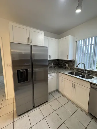 $2,380 | 2010 Taylor Street, Unit 7B, Hollywood, FL 33020