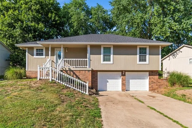 $299,900 | 1916 Northeast Patterson Drive, Lee's Summit, MO 64086