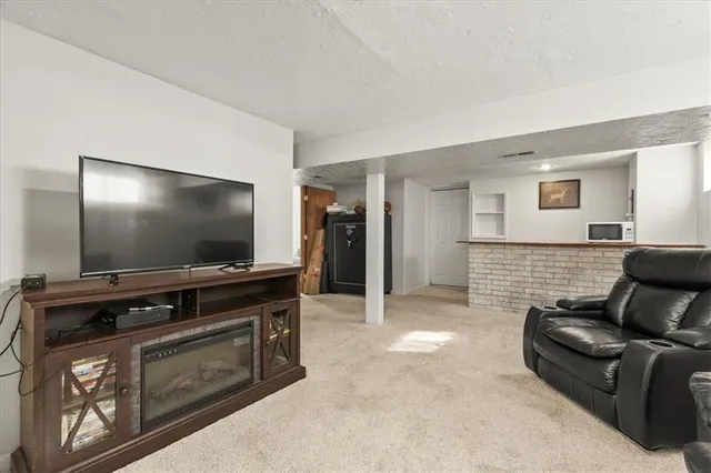 $299,900 | 1916 Northeast Patterson Drive, Lee's Summit, MO 64086