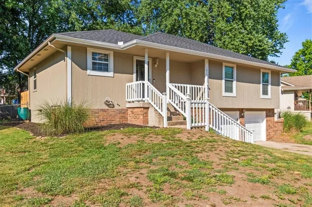 $299,900 | 1916 Northeast Patterson Drive, Lee's Summit, MO 64086