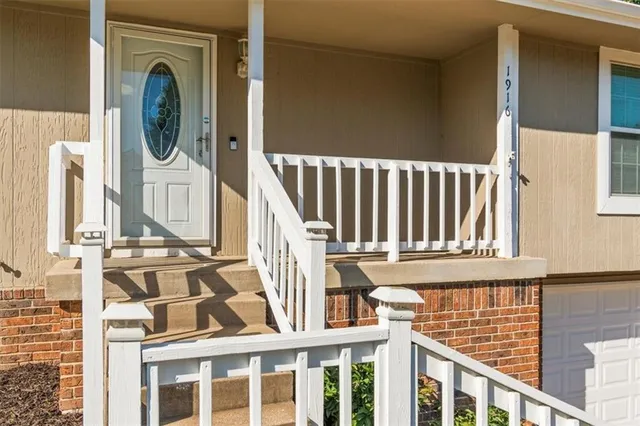 $299,900 | 1916 Northeast Patterson Drive, Lee's Summit, MO 64086