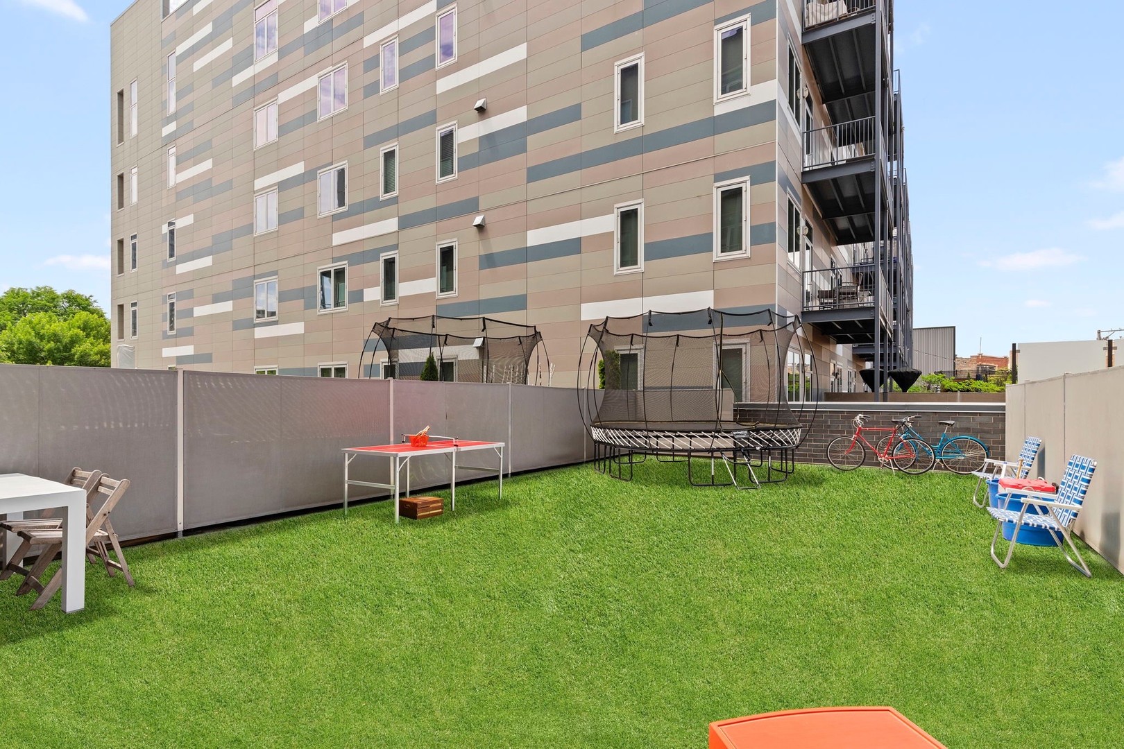 128 South Aberdeen Street, Unit 2N Chicago, IL 60607 - Photo 21 of 31 a backyard of a house with table and chairs