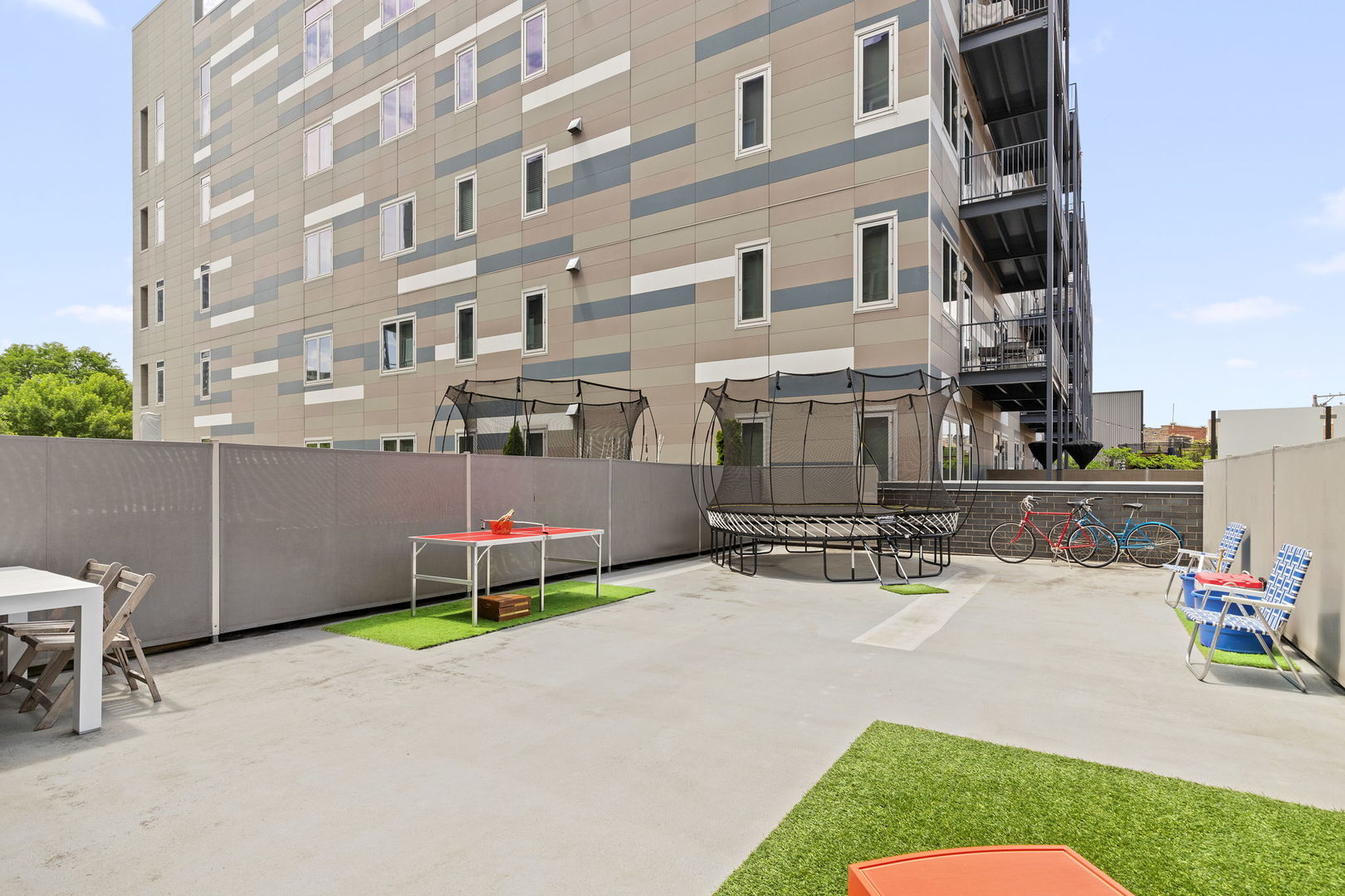 128 South Aberdeen Street, Unit 2N Chicago, IL 60607 - Photo 22 of 31 a house view with a sitting space