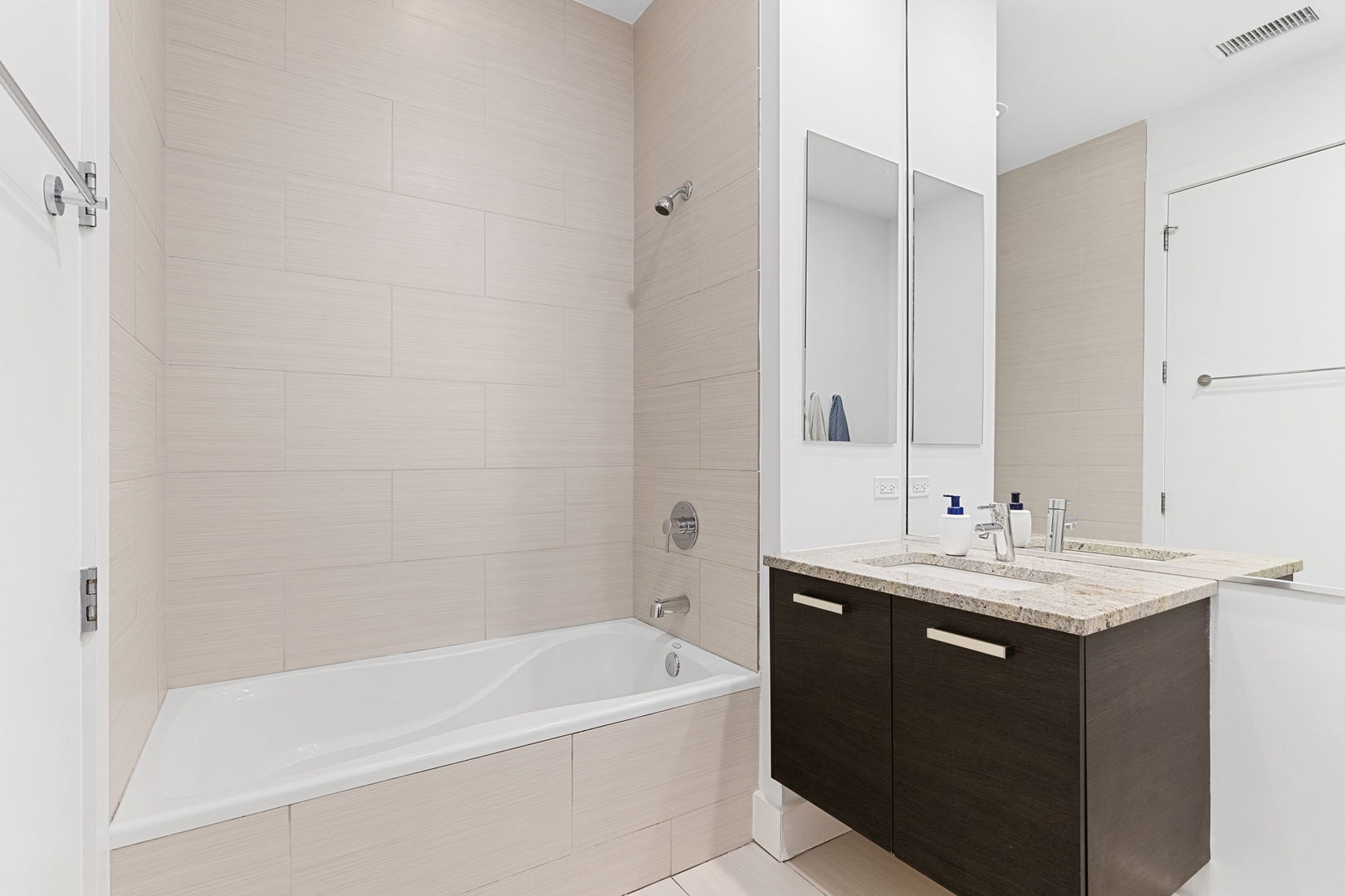 128 South Aberdeen Street, Unit 2N Chicago, IL 60607 - Photo 30 of 31 a bathroom with a sink and a bathtub