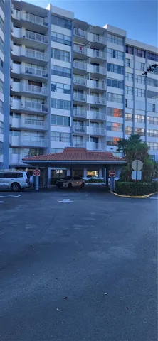 $1,900 | 1300 Northeast Miami Gardens Drive, Unit 407E, Miami, FL 33179