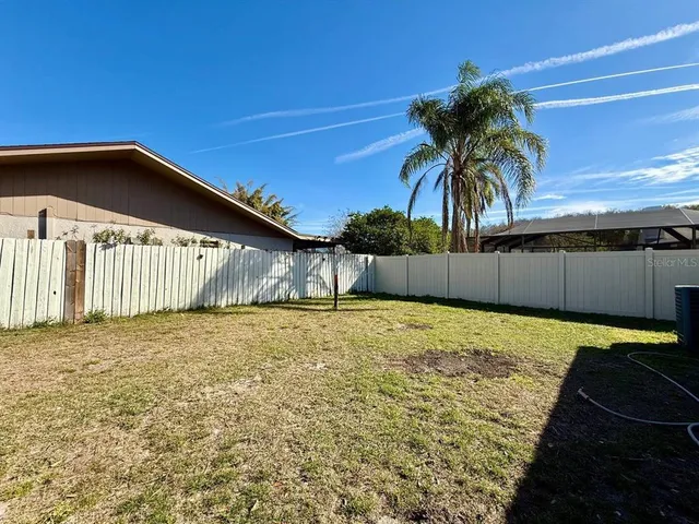 a view of a backyard