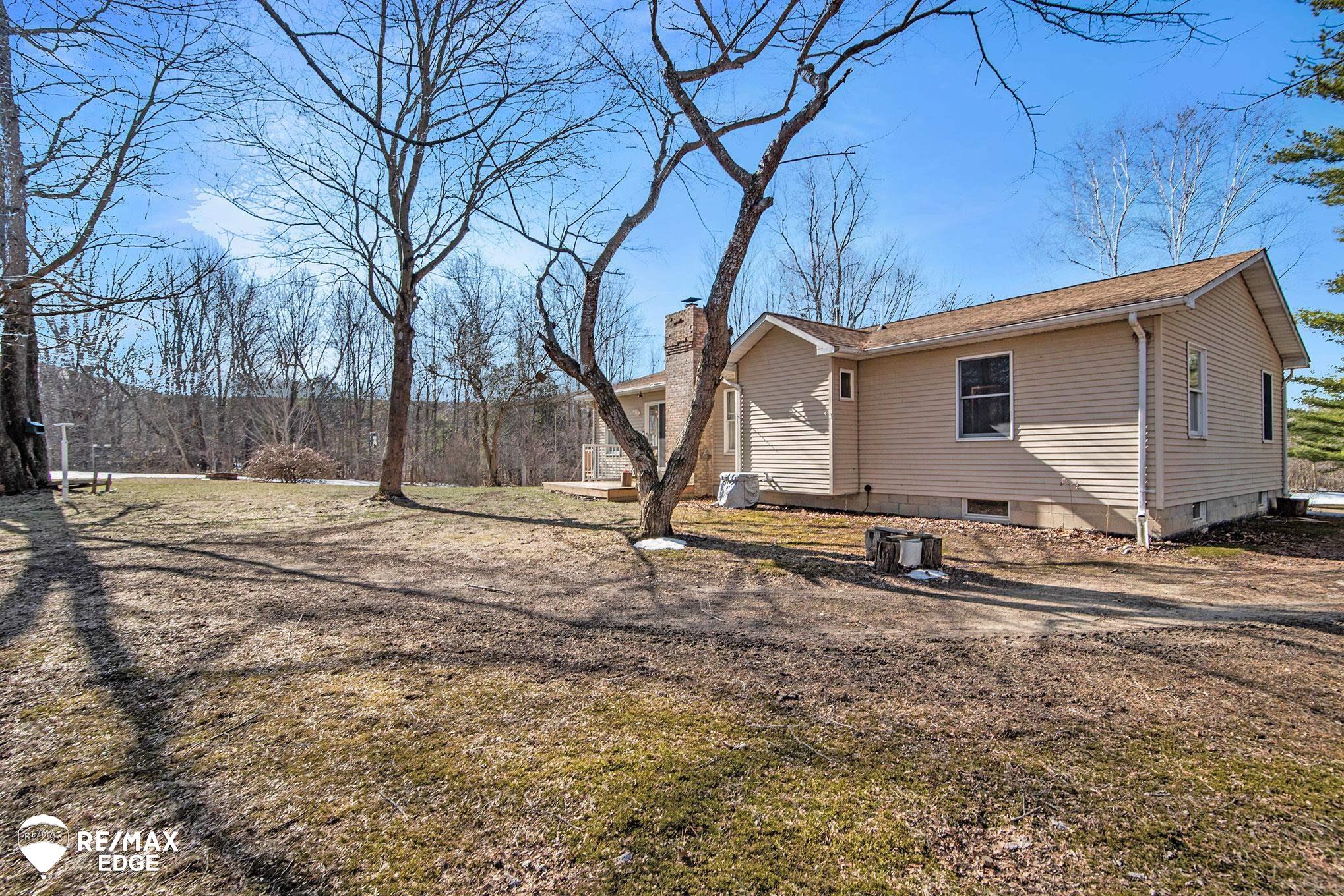 102 Gray Road Lapeer, MI 48446 - Photo 13 of 39 50103820-13.JPG