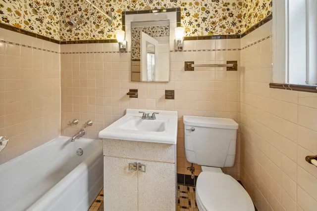 $3,600 | 3006 West Logan Boulevard, Unit 2, Chicago, IL 60647