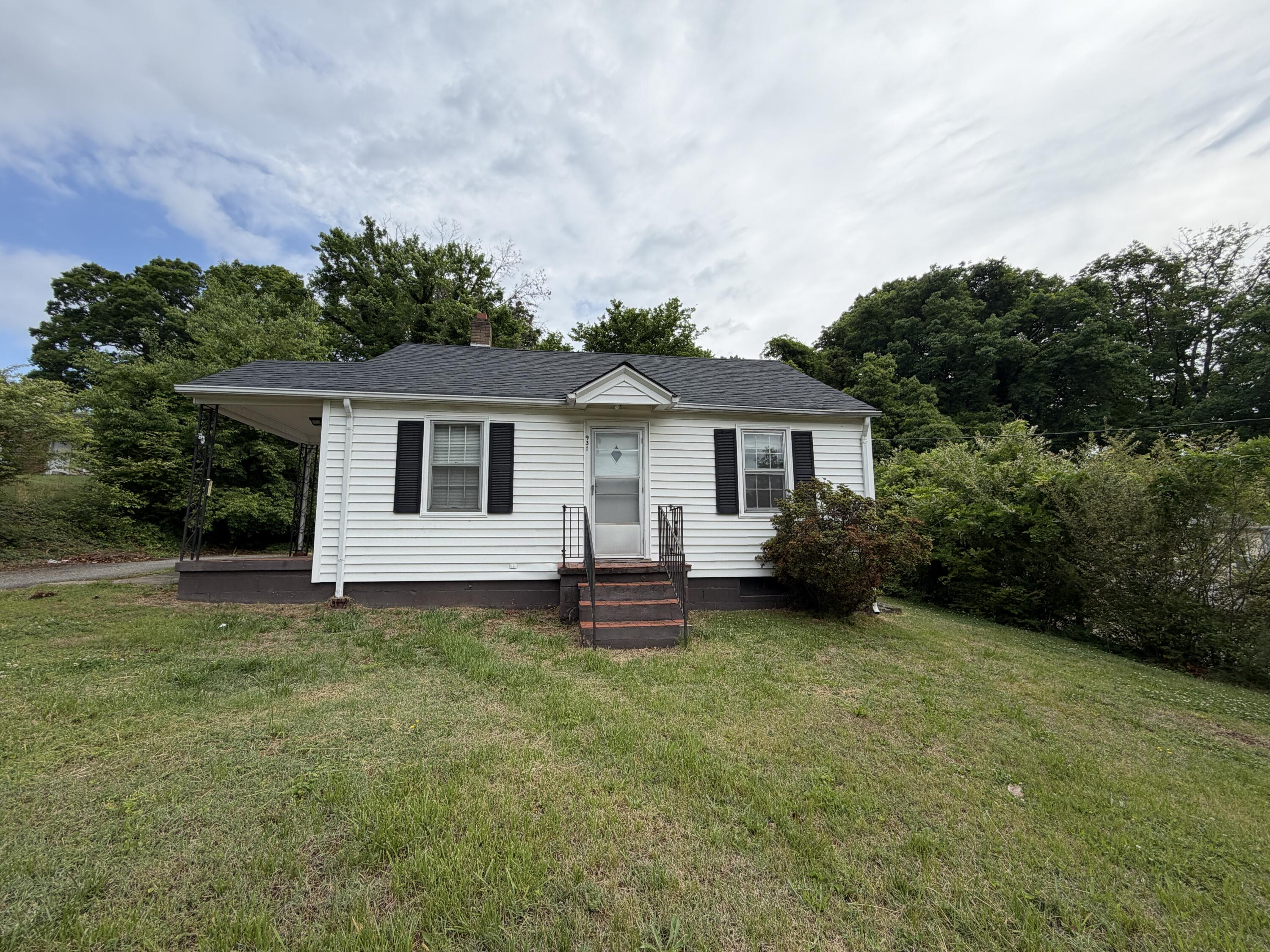 931 Myrtle Road Martinsville, VA 24112 - Photo 2 of 26 IMG_1894