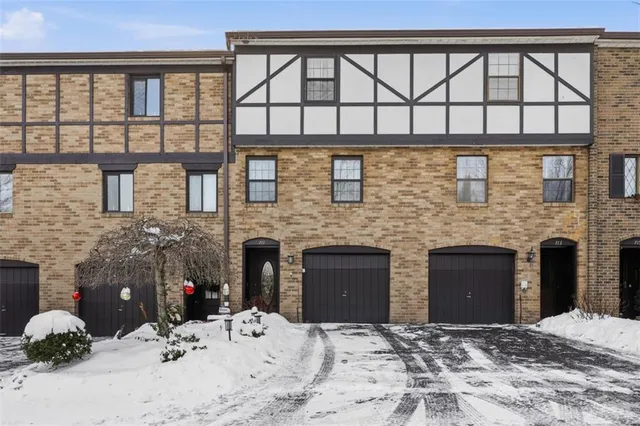 $199,900 | 711 Newton Square Drive, Coraopolis, PA 15108