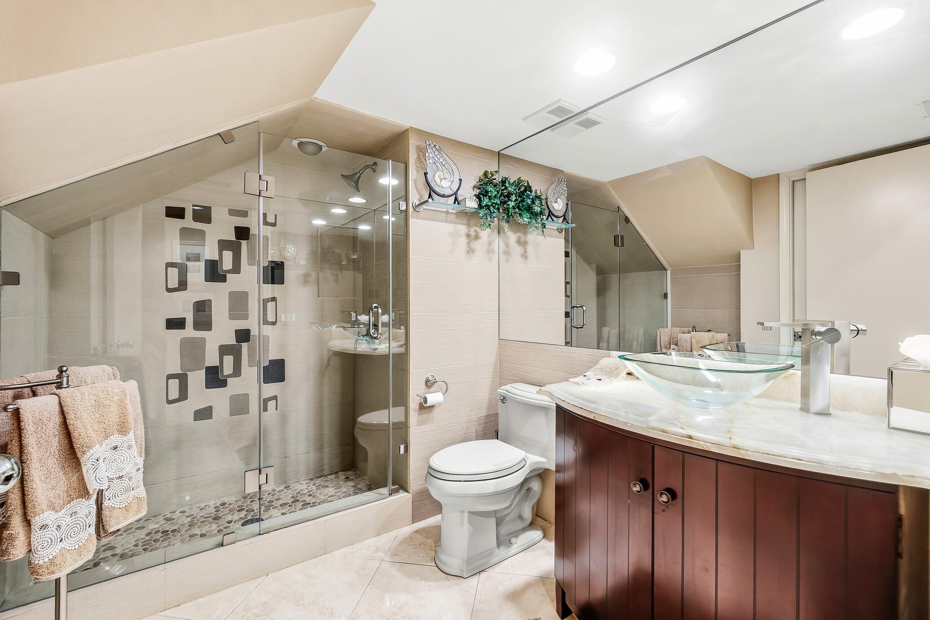 6244 Graycliff Drive, Unit B Boca Raton, FL 33496 - Photo 22 of 80 2nd Bathroom