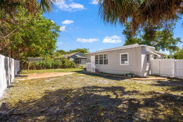 $3,100 | 933 30th Court, West Palm Beach, FL 33407