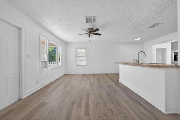 $3,100 | 933 30th Court, West Palm Beach, FL 33407