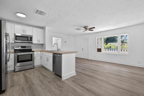 $3,100 | 933 30th Court, West Palm Beach, FL 33407