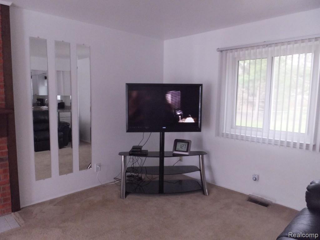 410 Peters Road Milford, MI 48381 - Photo 9 of 28 Fireplace framed by mirrors