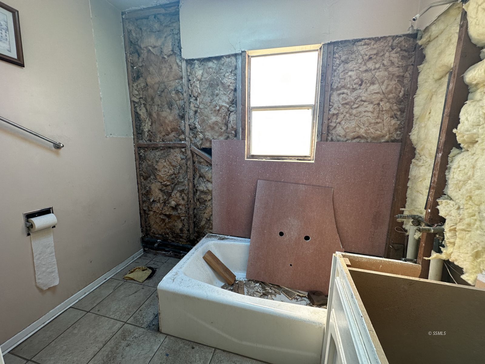 2511 Calvert Boulevard Ridgecrest, CA 93555 - Photo 8 of 41 a living room with a couch and a window