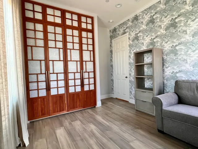 a view of a backyard