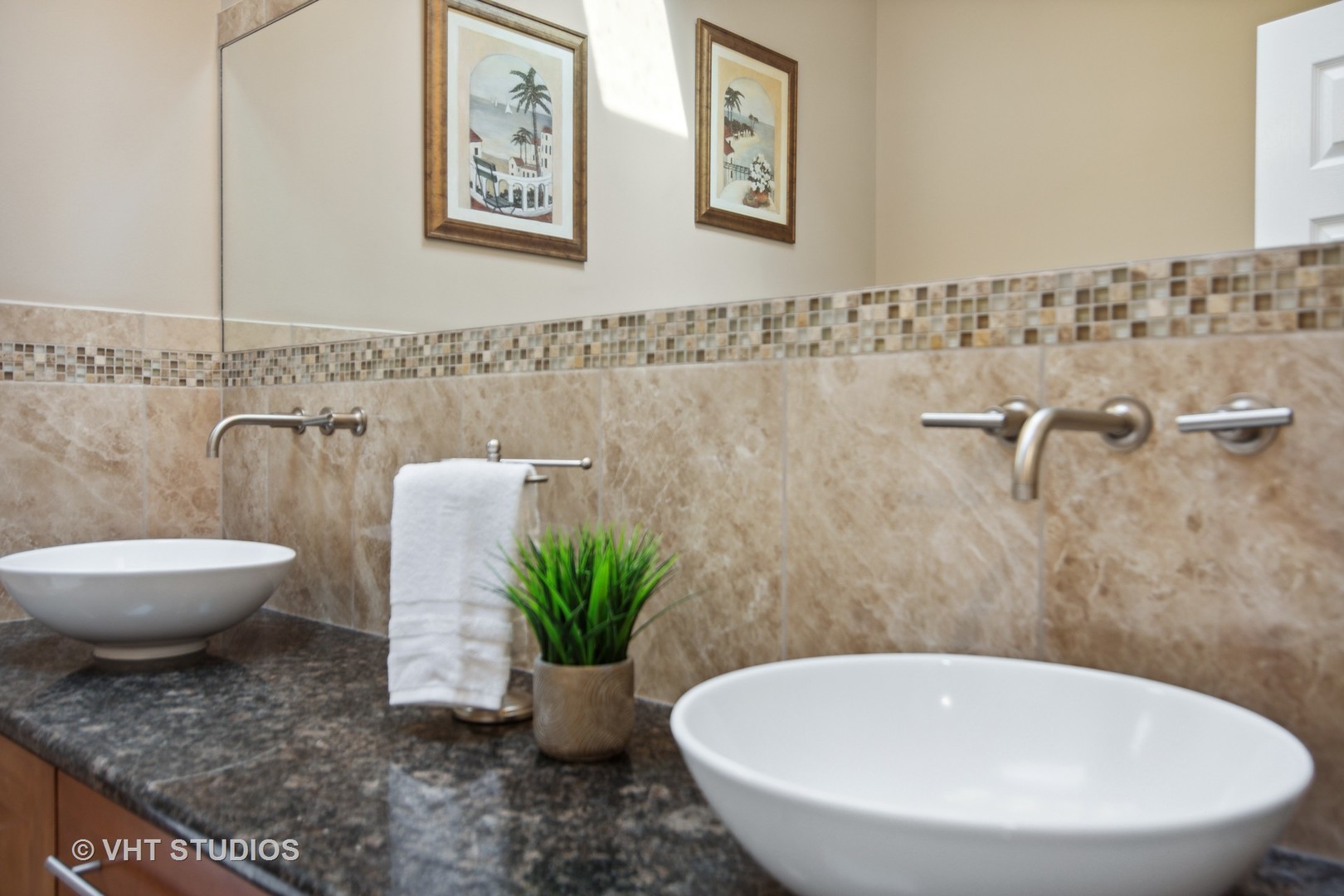 359 Haman Road Inverness, IL 60067 - Photo 18 of 39 a bathroom with a toilet a sink and mirror