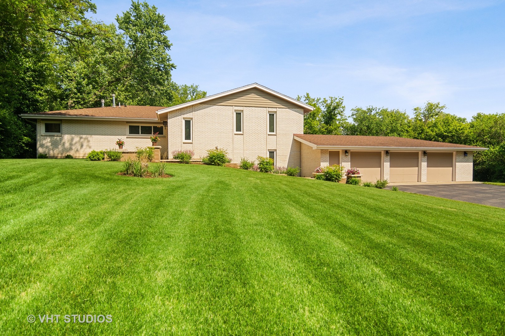 359 Haman Road Inverness, IL 60067 - Photo 36 of 39 a view of a house with a outdoor space