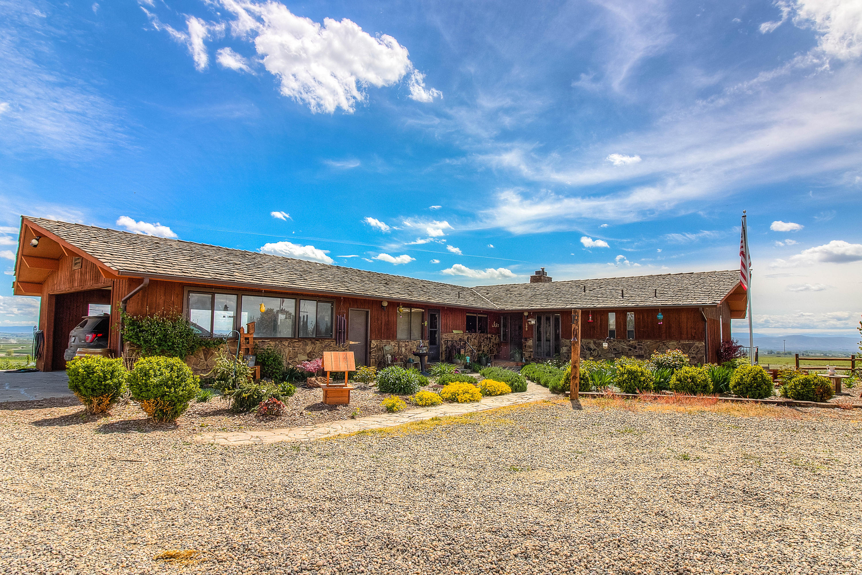 600 Cornue Road Zillah, WA 98953 - Photo 1 of 33 a view of a house with swimming pool and a yard