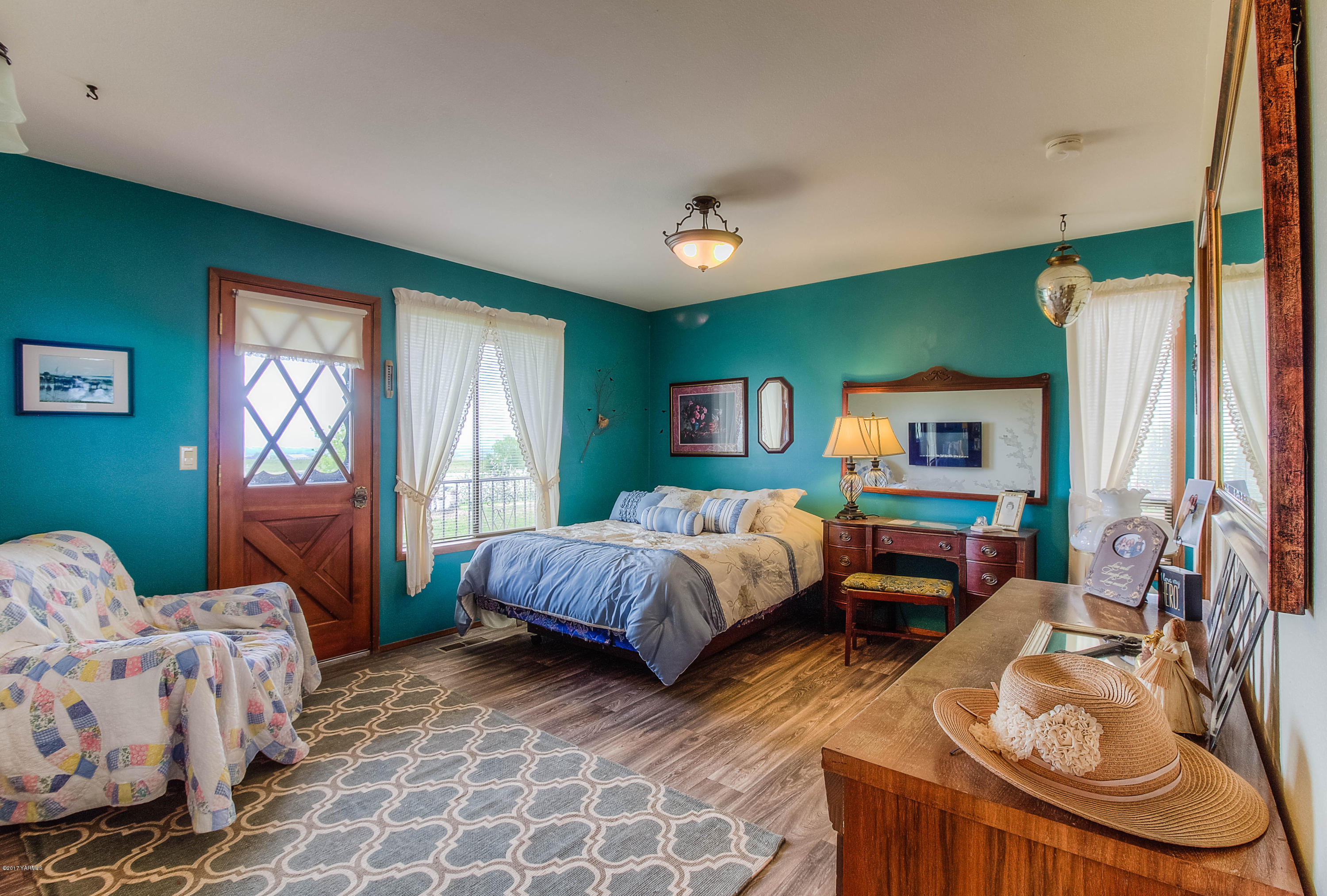 600 Cornue Road Zillah, WA 98953 - Photo 11 of 33 a spacious bedroom with two beds and a window