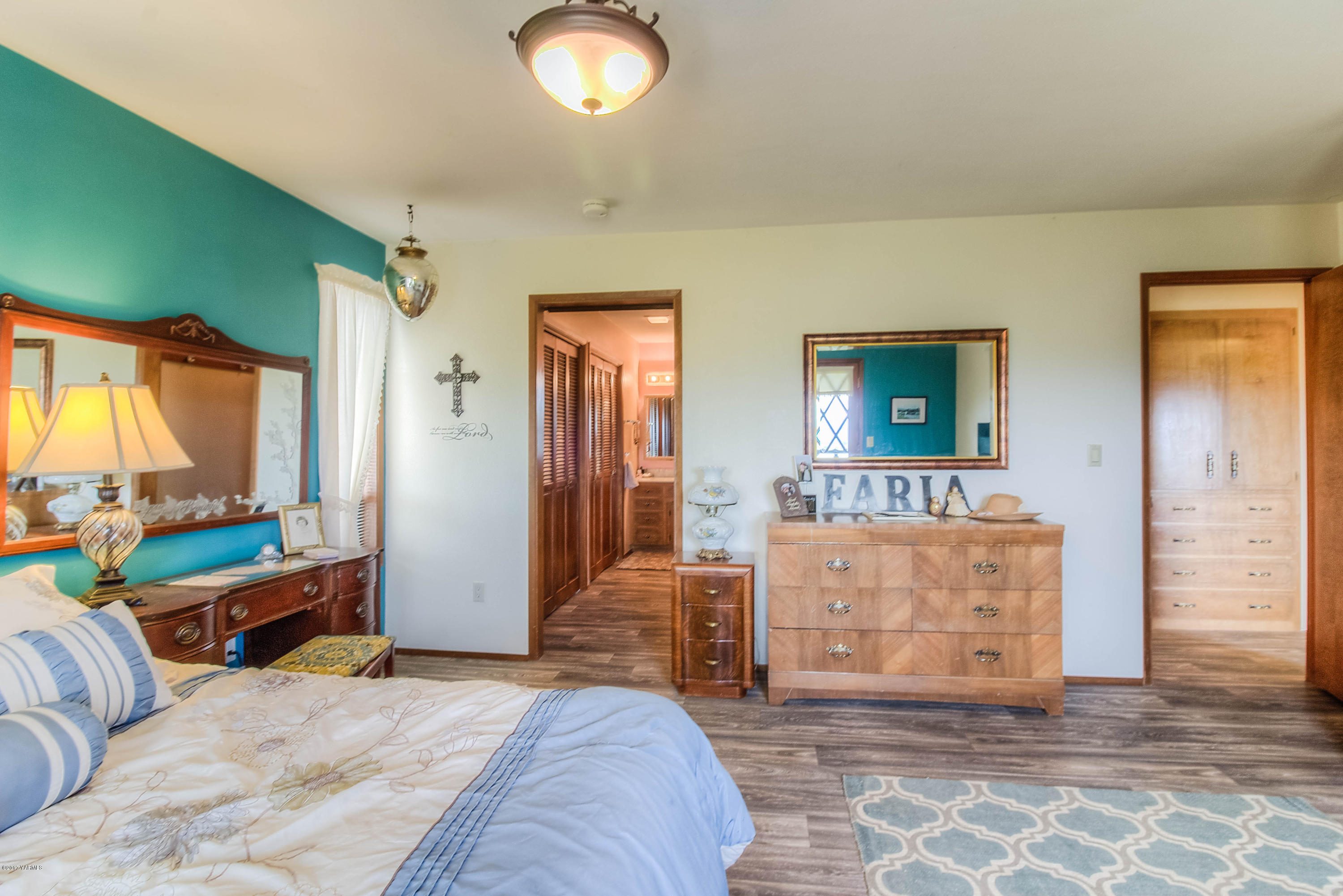 600 Cornue Road Zillah, WA 98953 - Photo 12 of 33 a bedroom with a bed and a mirror