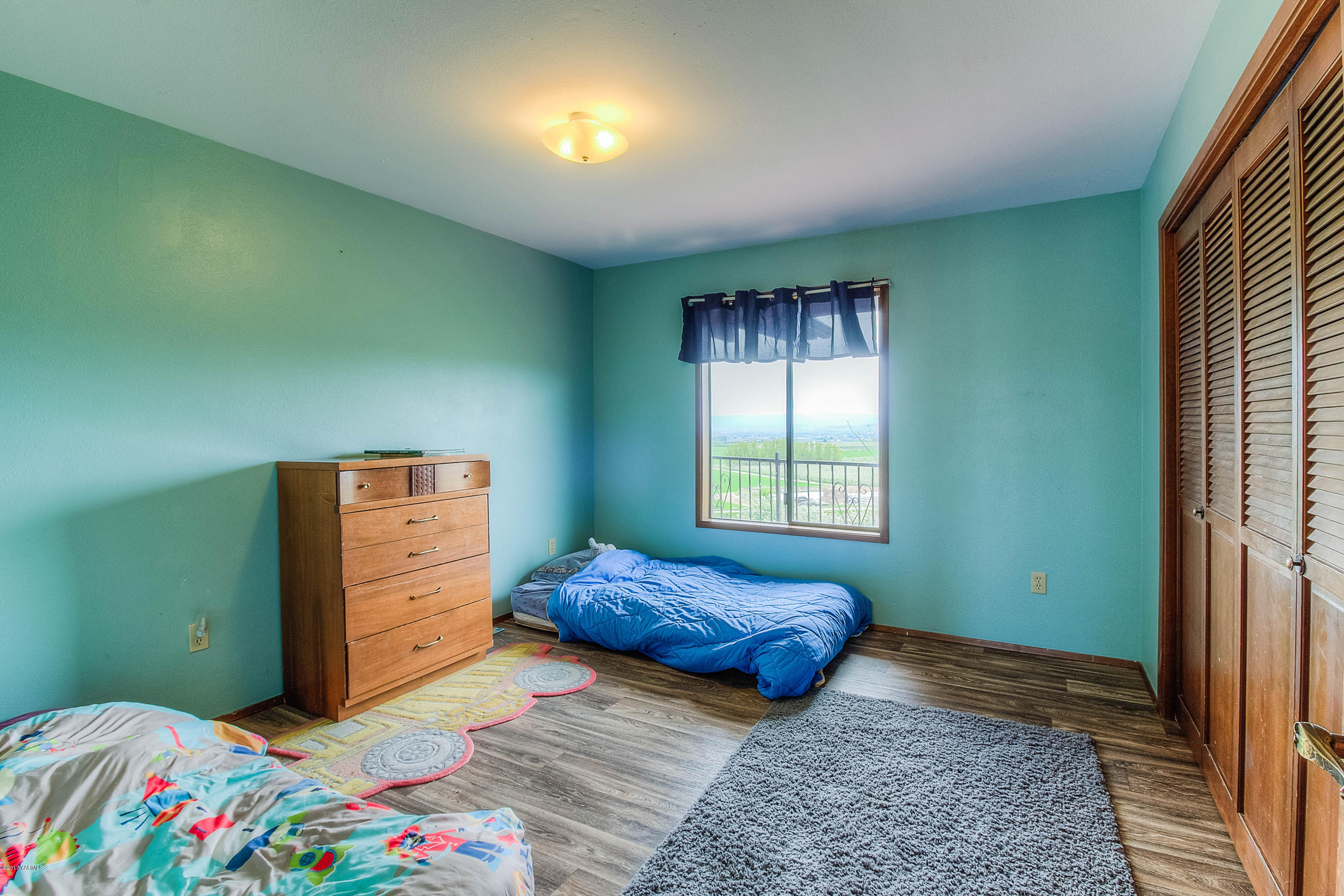600 Cornue Road Zillah, WA 98953 - Photo 15 of 33 a bedroom with a bed and a window