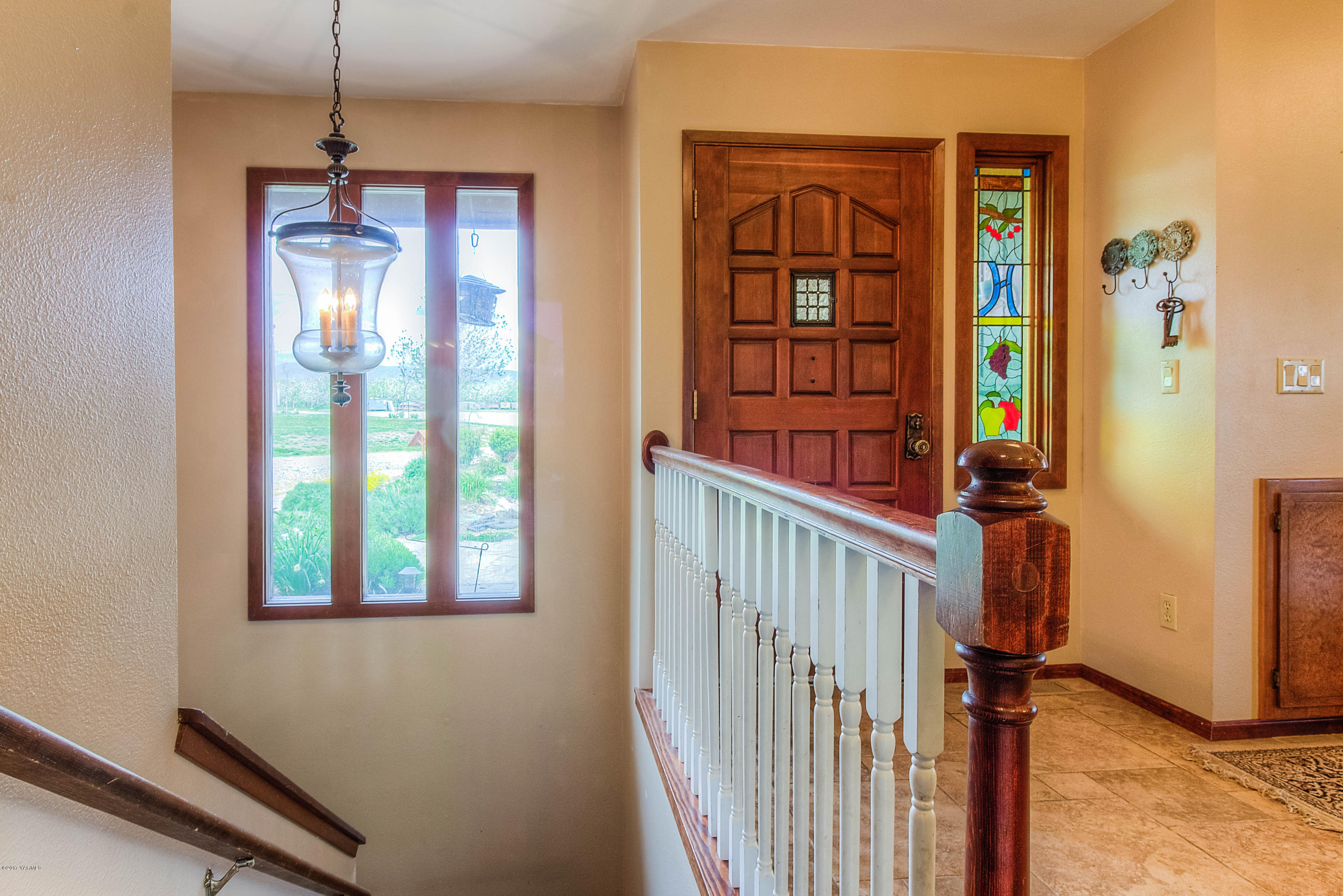 600 Cornue Road Zillah, WA 98953 - Photo 16 of 33 a view of a hallway with windows