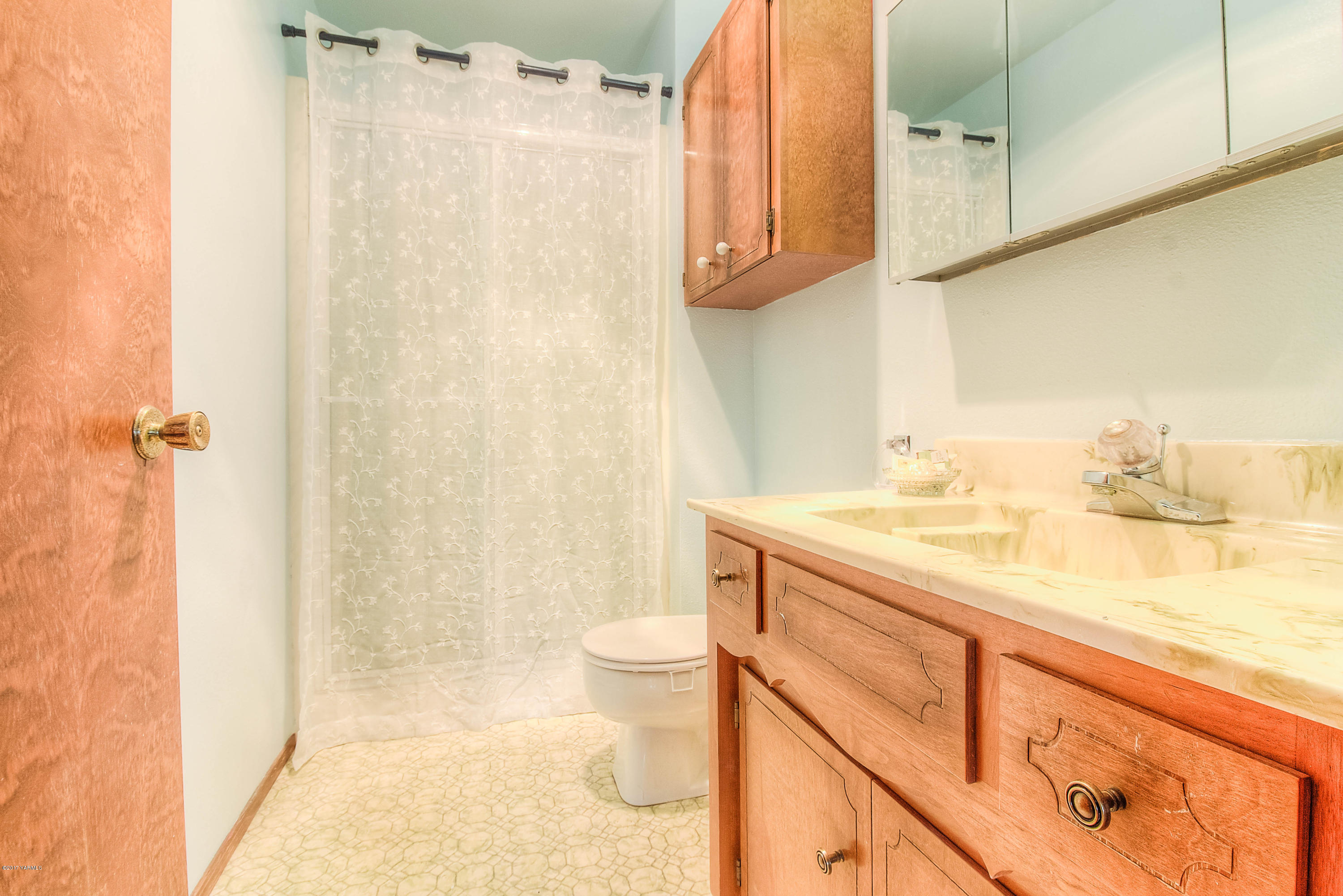 600 Cornue Road Zillah, WA 98953 - Photo 17 of 33 a bathroom with a granite countertop sink a toilet and shower