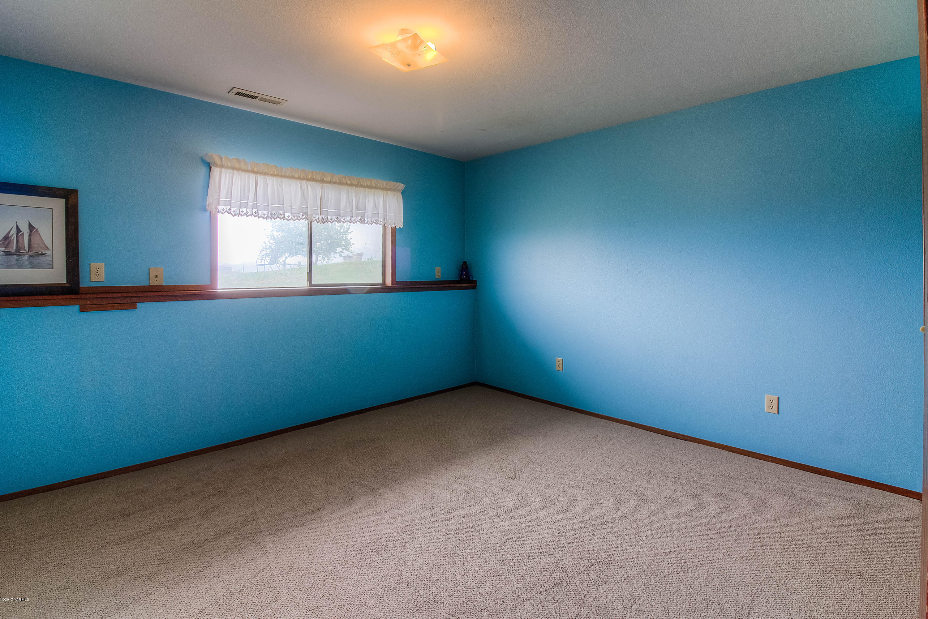600 Cornue Road Zillah, WA 98953 - Photo 18 of 33 an empty room with a window