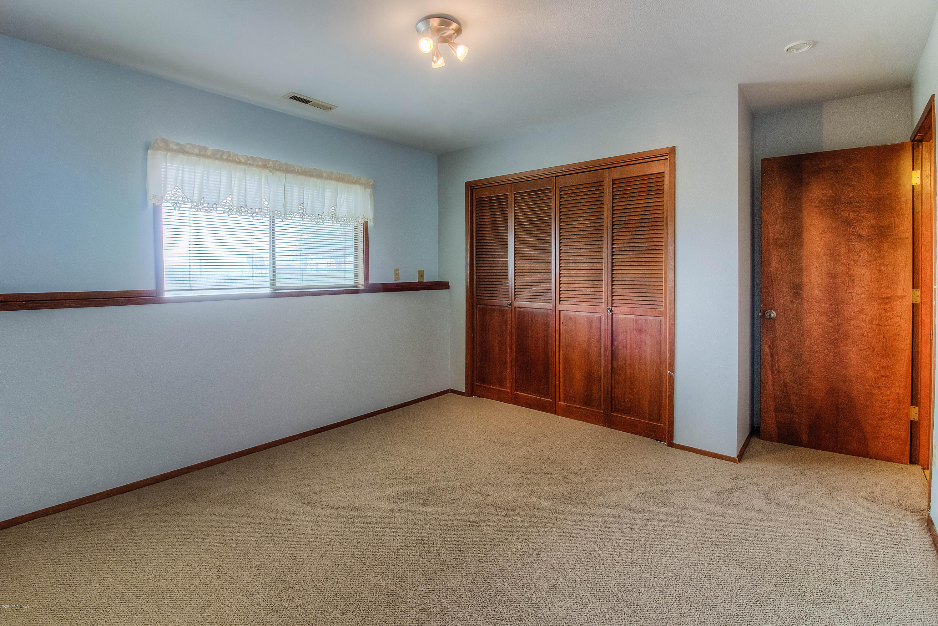 600 Cornue Road Zillah, WA 98953 - Photo 19 of 33 an empty room with windows