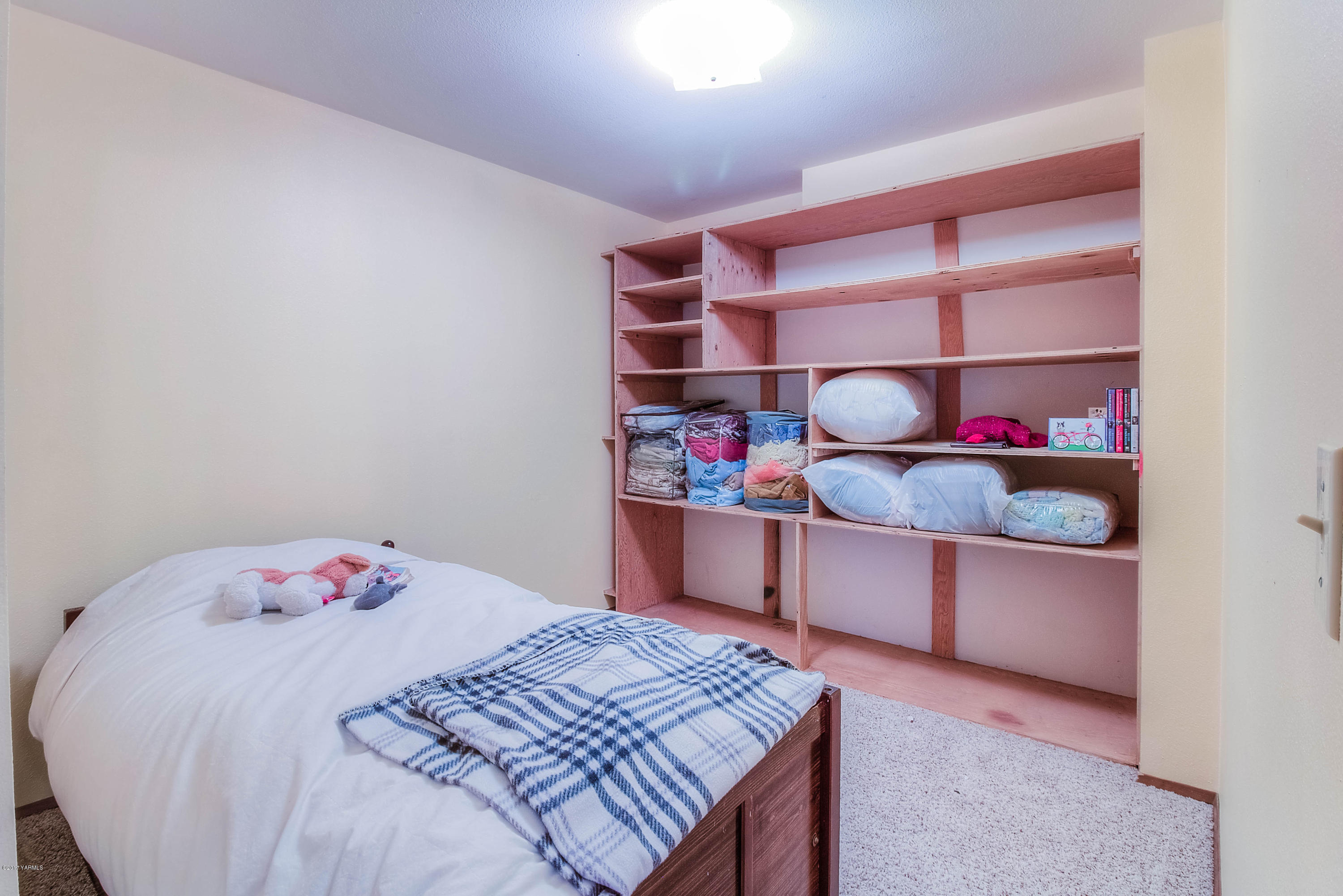 600 Cornue Road Zillah, WA 98953 - Photo 20 of 33 a bedroom with a bed and closet