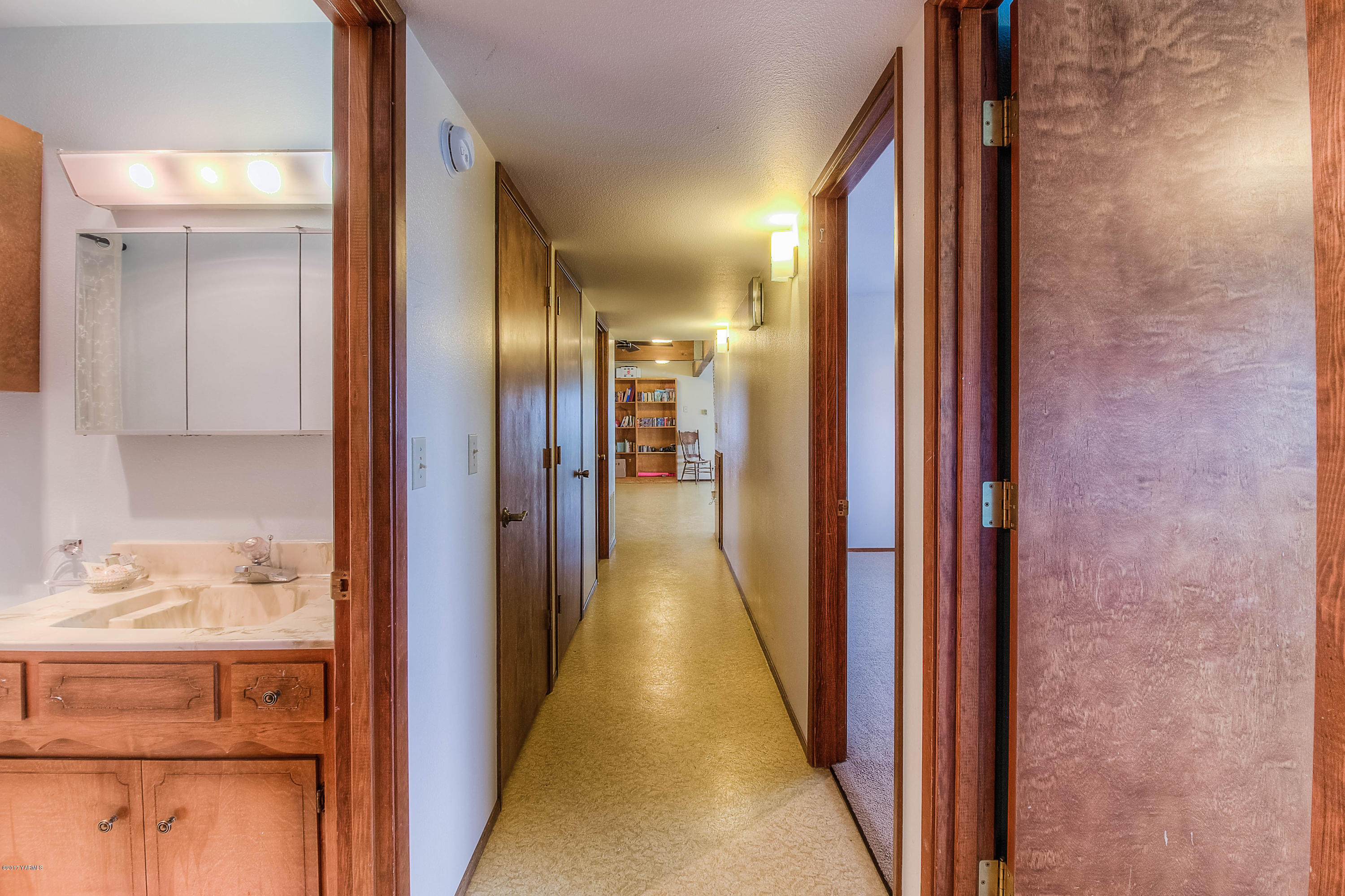 600 Cornue Road Zillah, WA 98953 - Photo 21 of 33 a view of a hallway with wooden floor and a bathroom