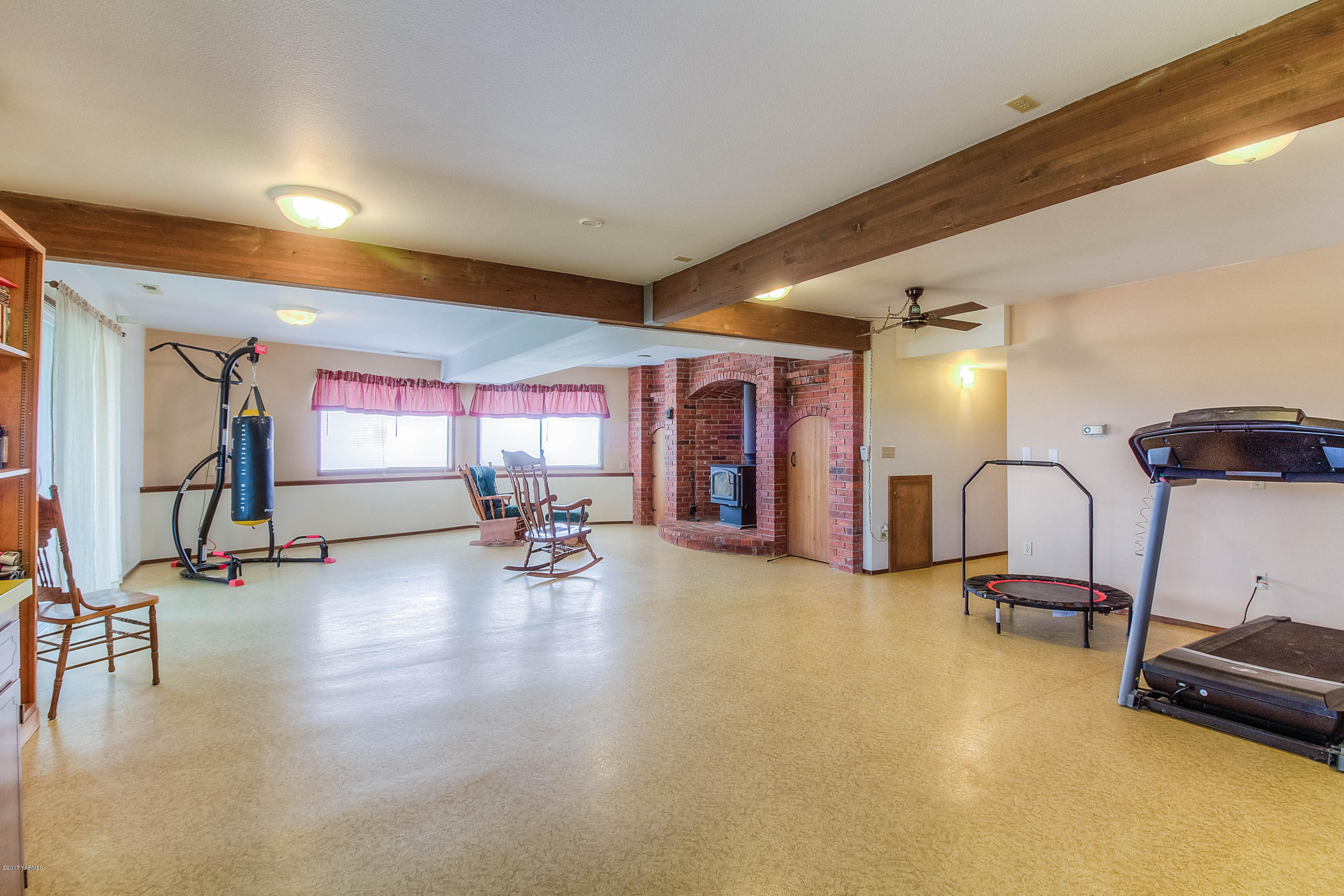 600 Cornue Road Zillah, WA 98953 - Photo 22 of 33 a view of a room with gym equipment