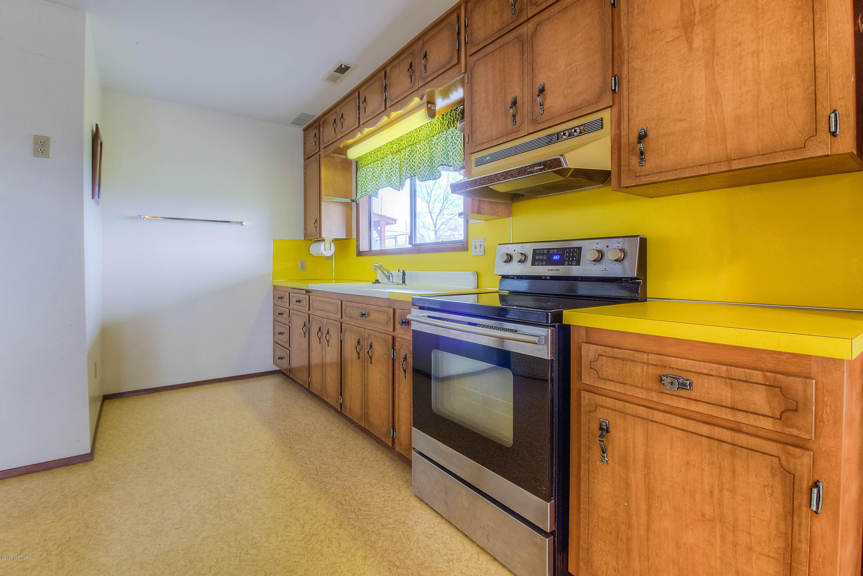 600 Cornue Road Zillah, WA 98953 - Photo 23 of 33 a view of a kitchen with fridge and wooden floor