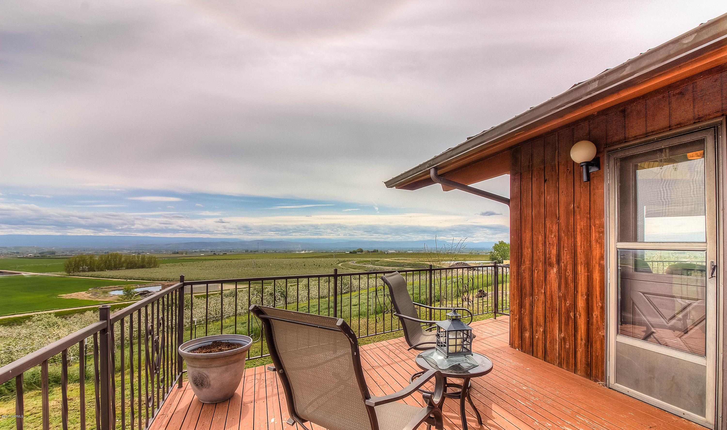 600 Cornue Road Zillah, WA 98953 - Photo 27 of 33 a balcony with chairs and ocean view