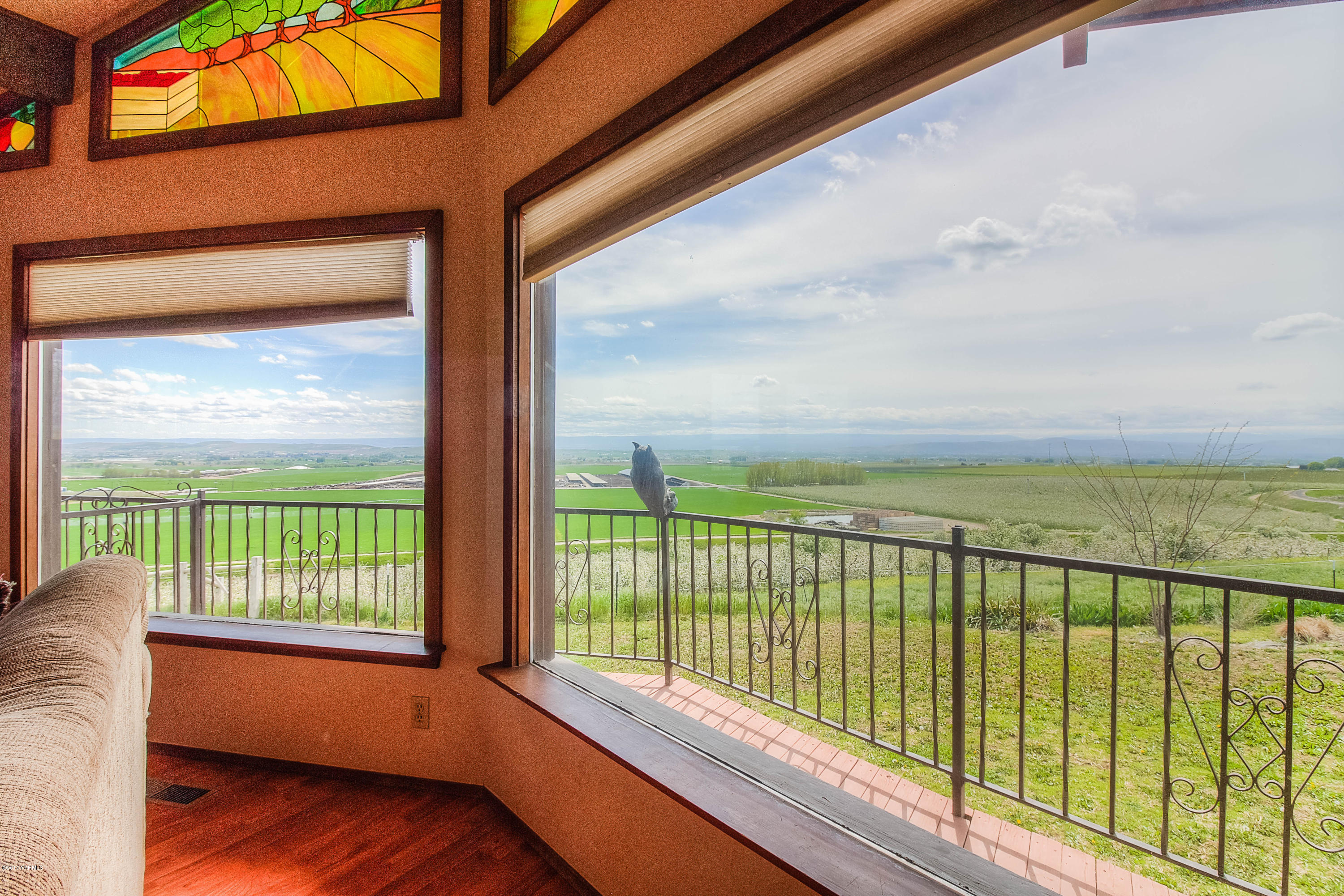 600 Cornue Road Zillah, WA 98953 - Photo 6 of 33 a view of balcony with ocean view