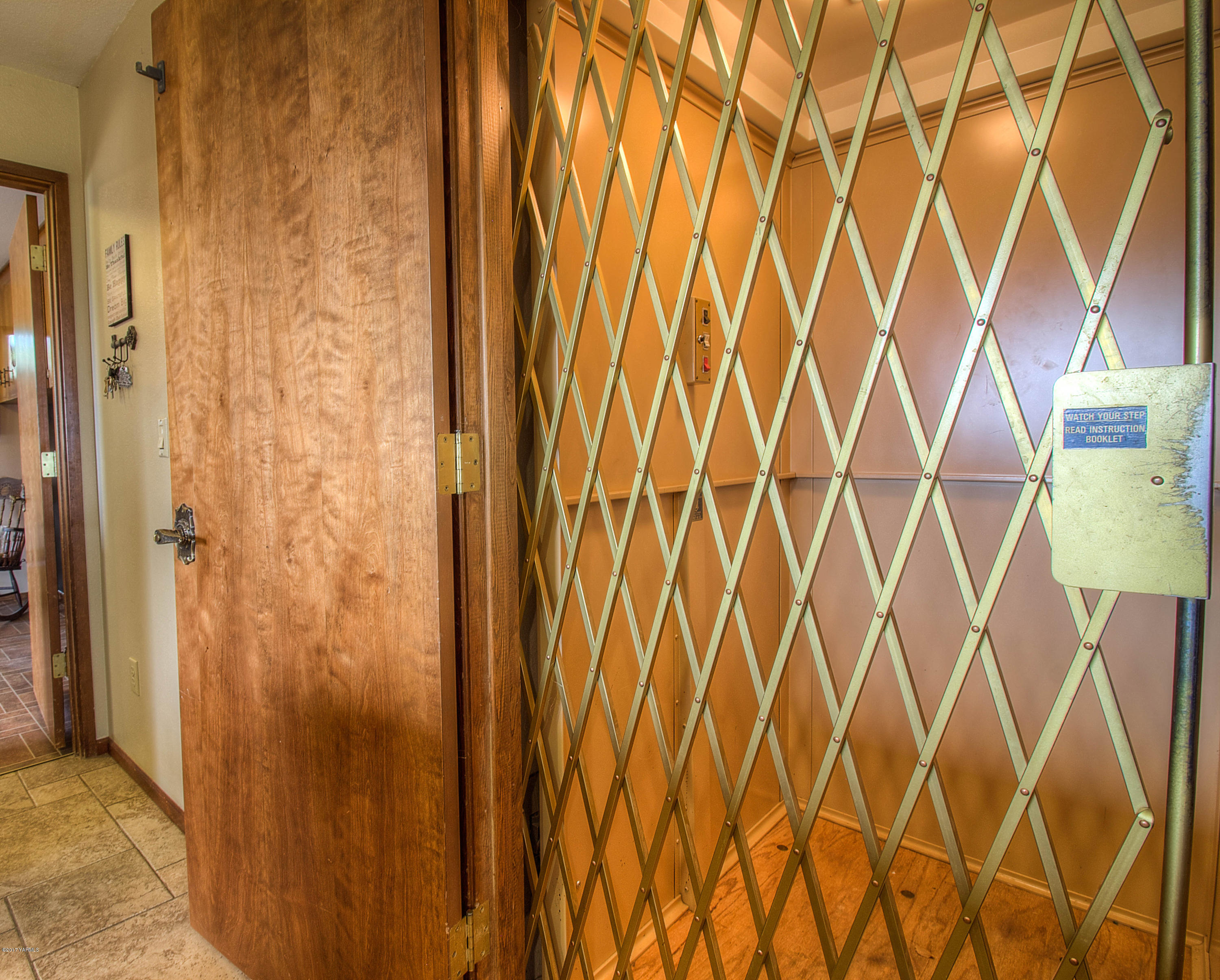 600 Cornue Road Zillah, WA 98953 - Photo 10 of 33 a bathroom with a shower curtain
