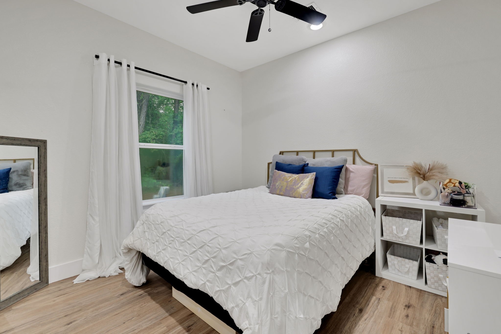 60 V Allen Lane Coldspring, TX 77331 - Photo 19 of 27 a bedroom with a bed and a table in it