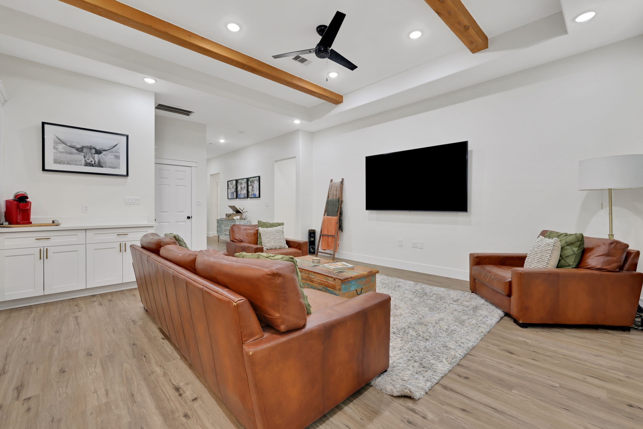60 V Allen Lane Coldspring, TX 77331 - Photo 5 of 27 a living room with furniture and a flat screen tv