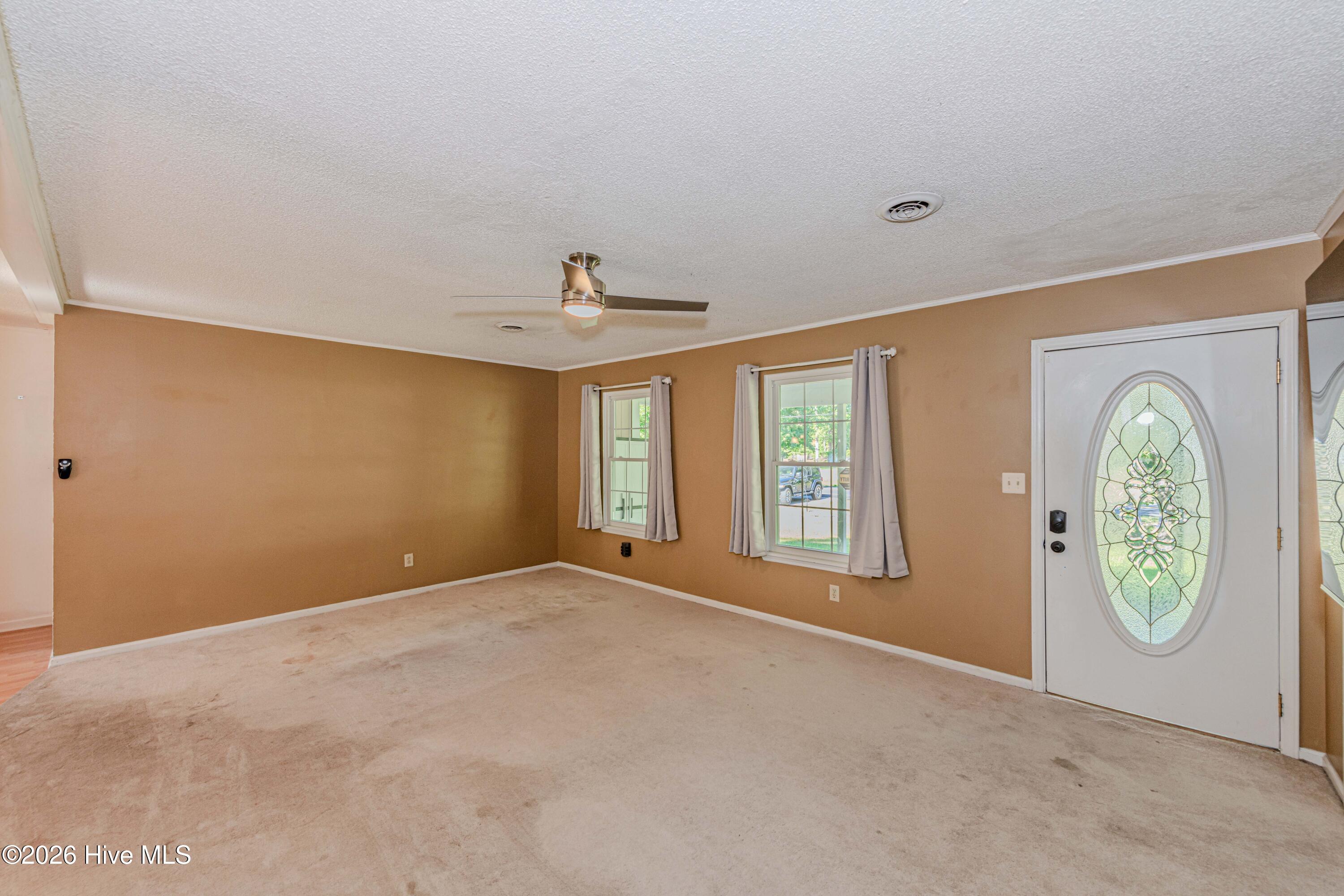 800 Mill River Road Jacksonville, NC 28540 - Photo 17 of 60 Living room