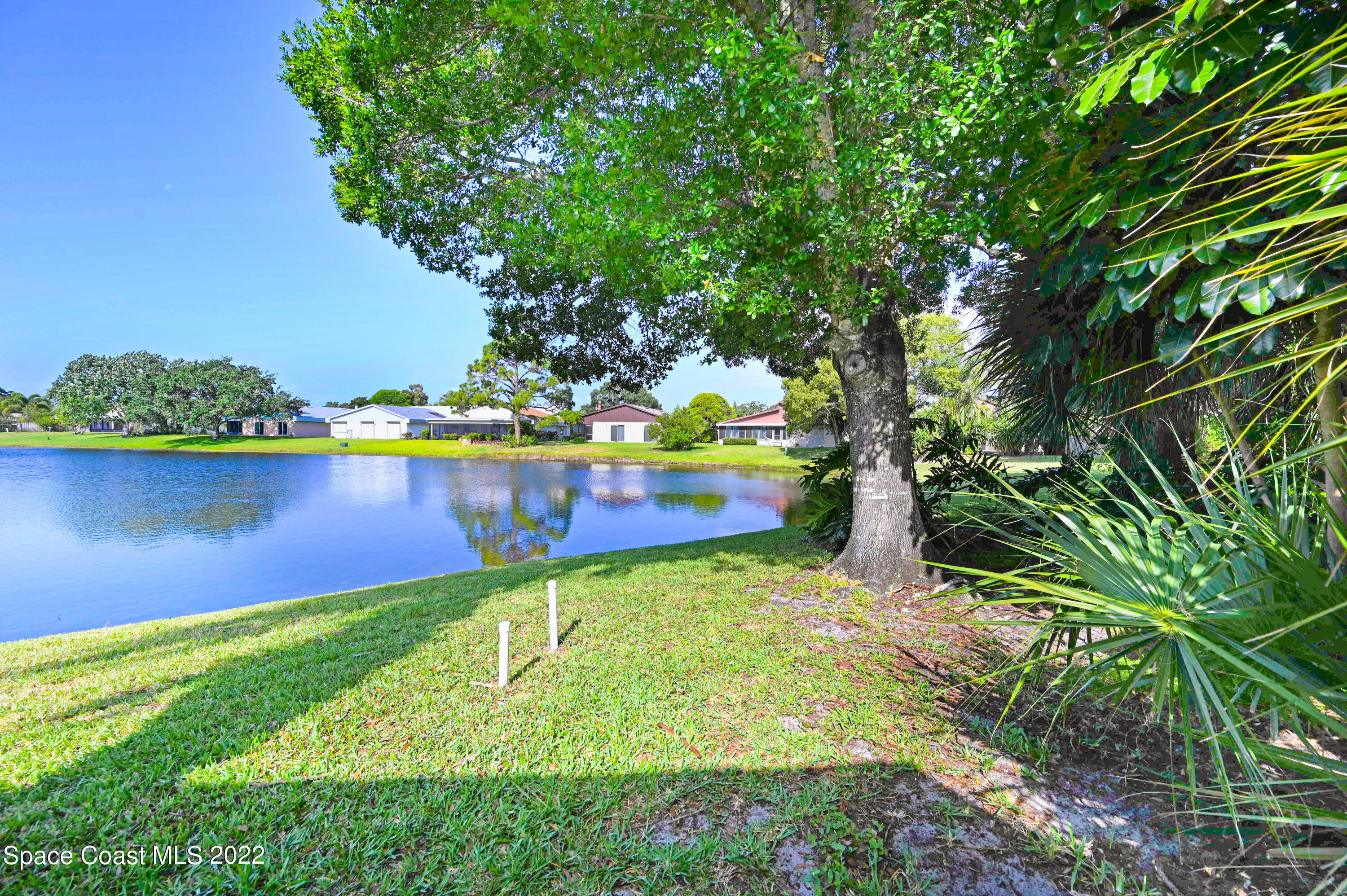373 Myrtlewood Road Melbourne, FL 32940 - Photo 4 of 42 a view of a swimming pool with a garden