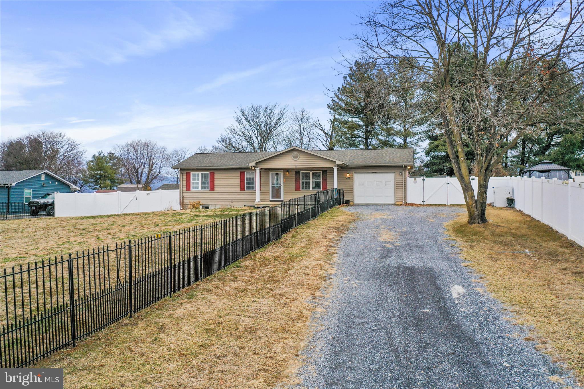 Fenced front/back yard for small beings safety!