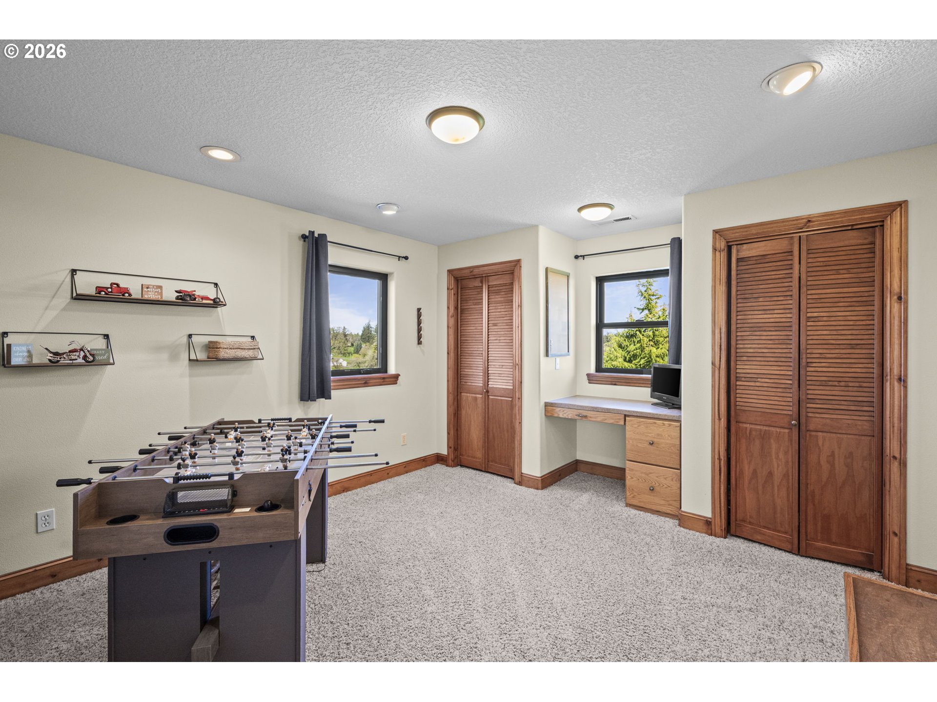 33246 South Wilhoit Road Molalla, OR 97038 - Photo 22 of 48 a living room with furniture and window